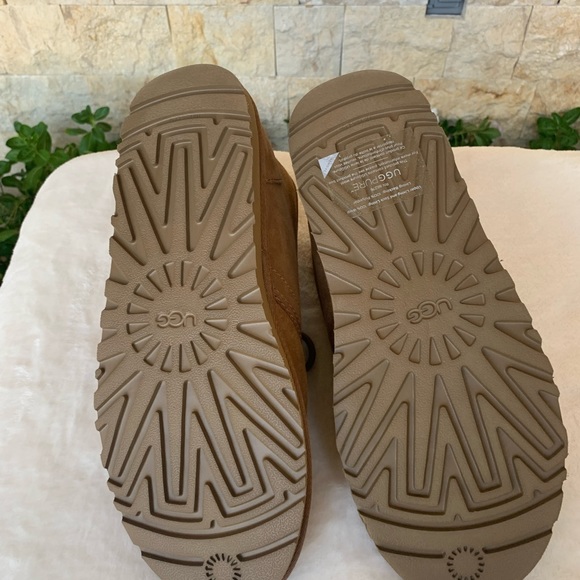 Ugg boot! Brand new! Never worn! - Picture 4 of 5